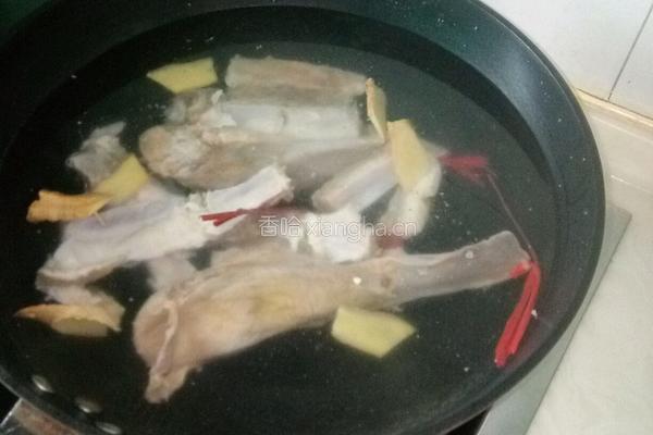 腊肉白菜炖的做法图解2
