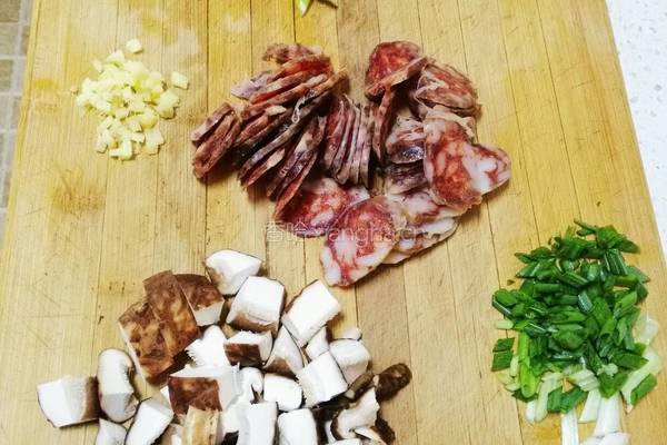 四川腊肠香菇焖饭的做法图解2