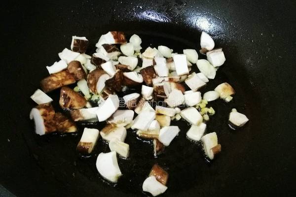 四川腊肠香菇焖饭的做法图解4