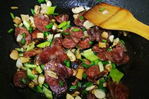 四川腊肠香菇焖饭的做法图解5