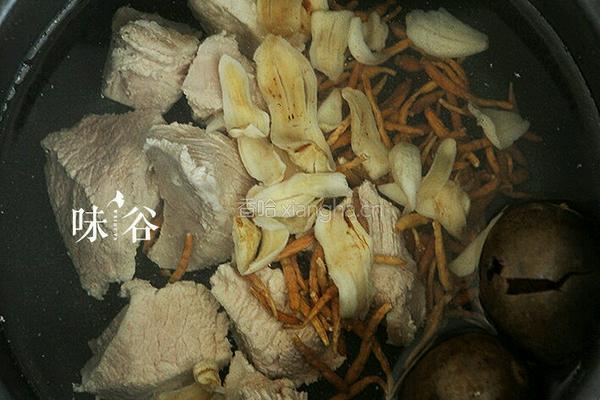 太子参百合瘦肉汤的做法图解4