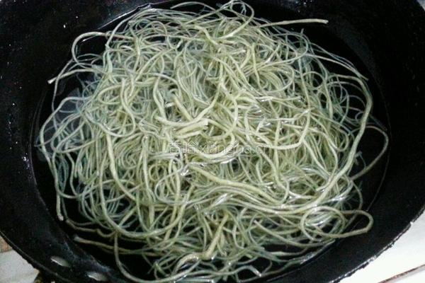 鸭腿绿豆面的做法图解3