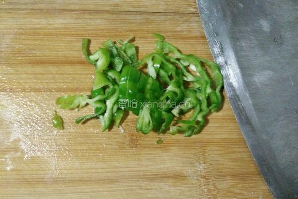 青椒卷心菜的做法图解3