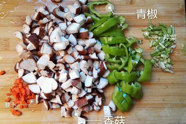 香菇炒青椒的做法图解1