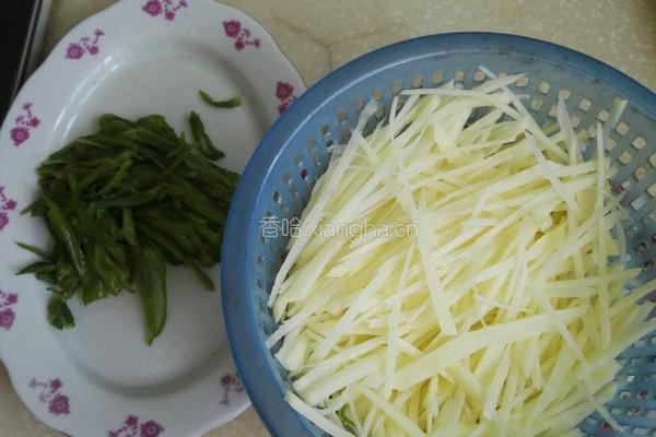 青椒土豆丝的做法图解1