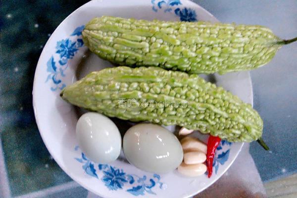 苦瓜炒蛋的做法图解1
