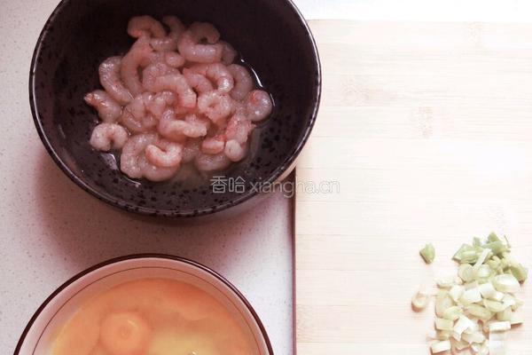 虾仁跑蛋的做法图解1