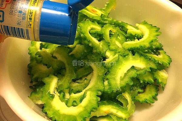 干煸苦瓜的做法图解1