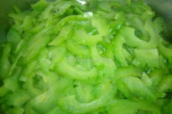 花肉炒苦瓜的做法图解2