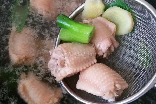 去骨鸡翅炖菌菇的做法图解2