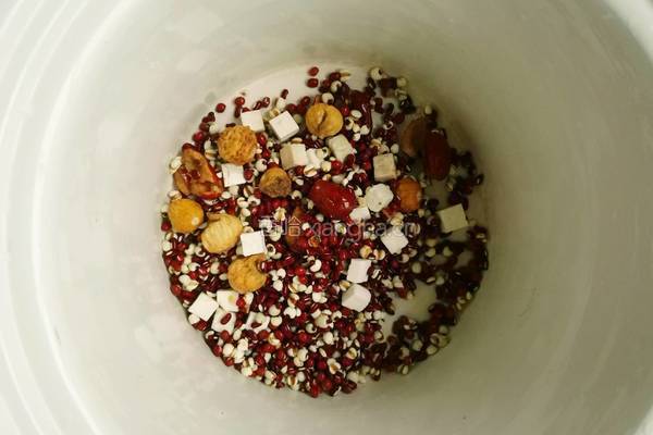 红豆薏米祛湿汤的做法图解3