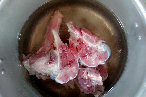 猪骨头莲藕胡萝卜汤的做法图解2