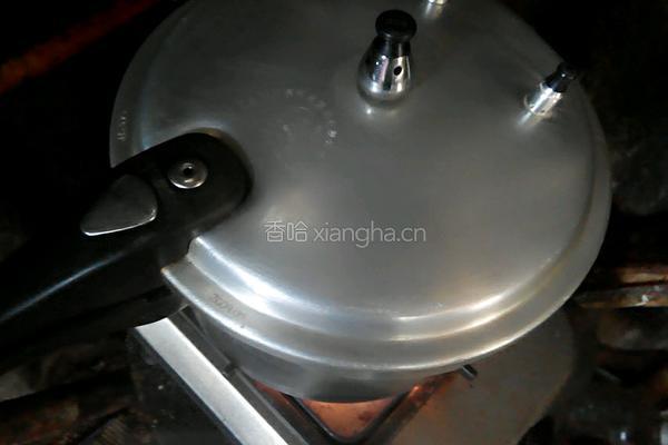 猪骨头莲藕胡萝卜汤的做法图解3