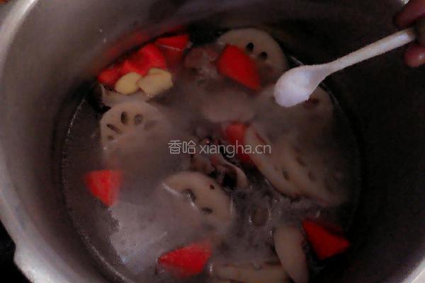 猪骨头莲藕胡萝卜汤的做法图解7