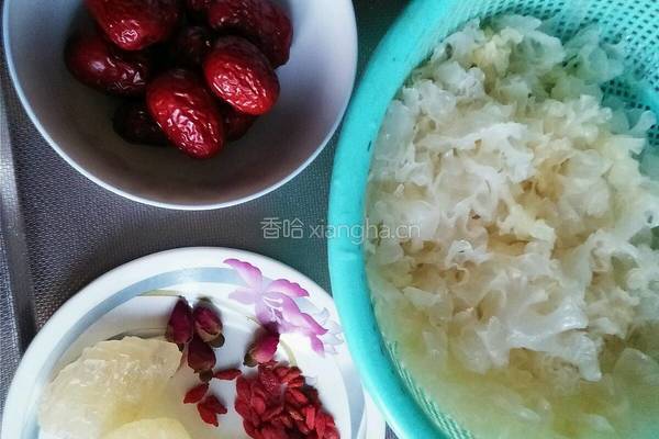 银耳玫瑰红枣枸杞汤的做法图解2