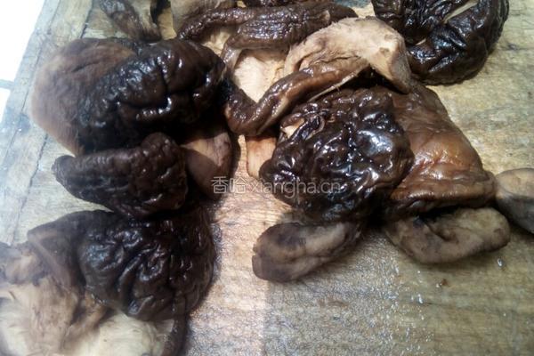 香菇 蒜苔 炒肉的做法图解1