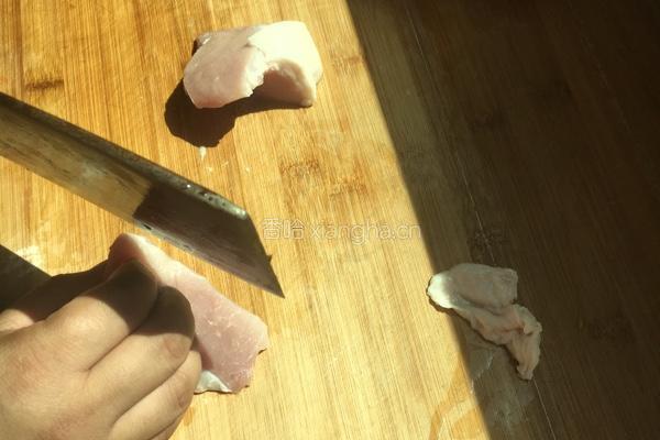 杏鲍菇炒肉的做法图解1