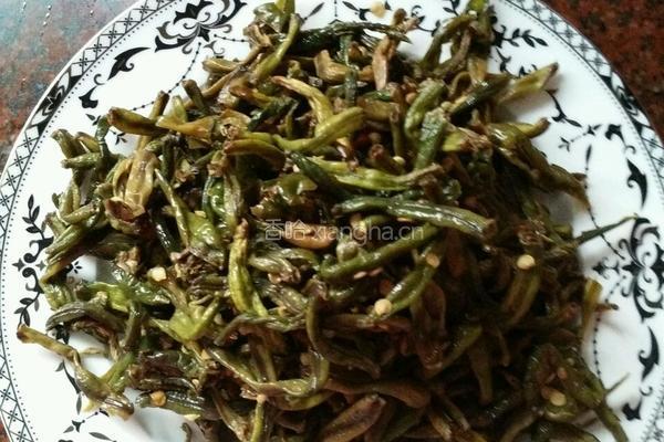 腌豆角青炒腊猪肠的做法图解1