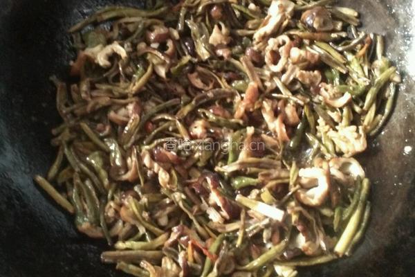 腌豆角青炒腊猪肠的做法图解5