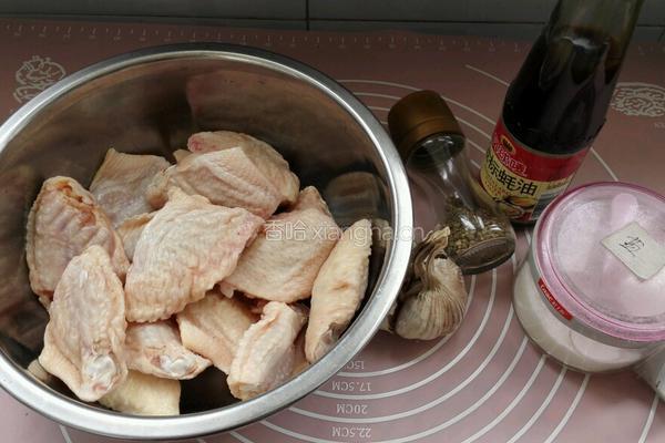 蒜香烤鸡翅的做法图解1