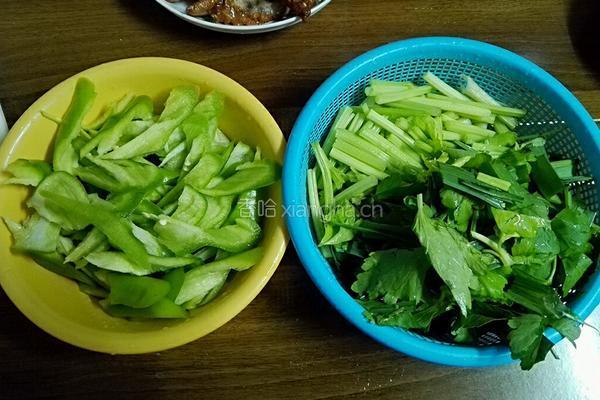 青椒炒凤爪的做法图解2