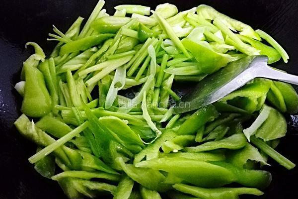 青椒炒凤爪的做法图解5