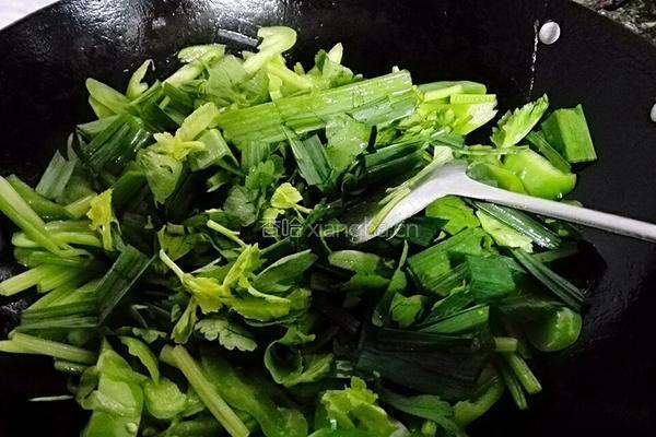 青椒炒凤爪的做法图解6