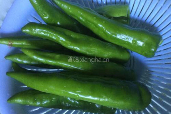 虎皮青椒的做法图解1