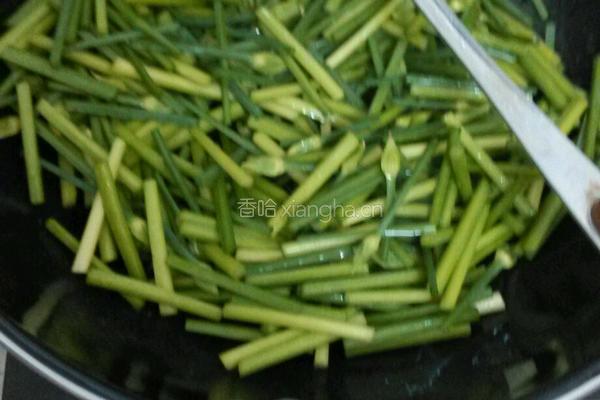 韭菜花炒肉的做法图解3
