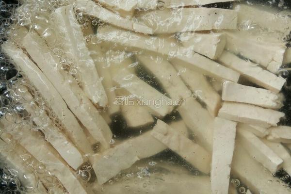西芹彩椒炒豆腐干的做法图解2