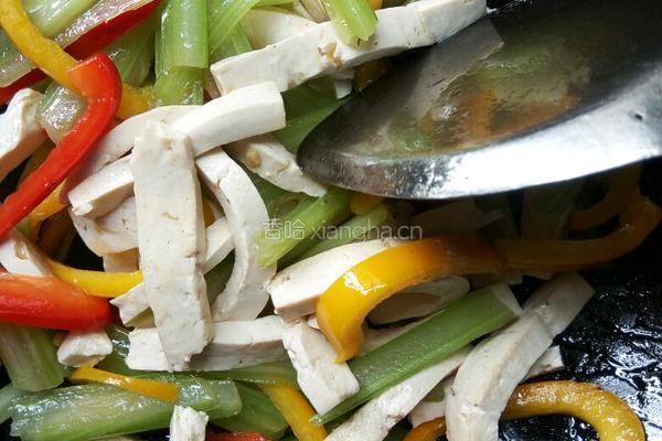西芹彩椒炒豆腐干的做法图解5