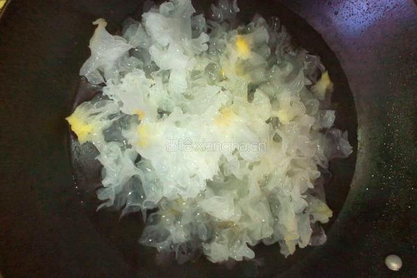 银耳拌黄瓜的做法图解2