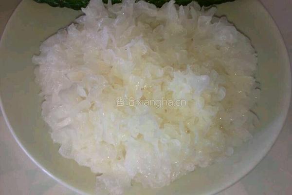 银耳拌黄瓜的做法图解1