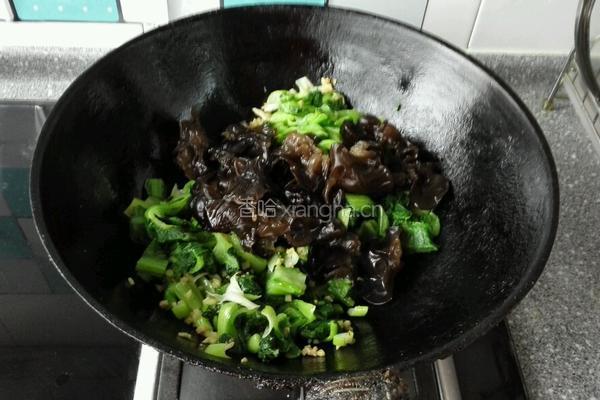 木耳炒小白菜的做法图解4