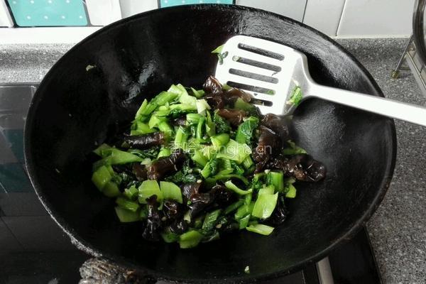 木耳炒小白菜的做法图解5