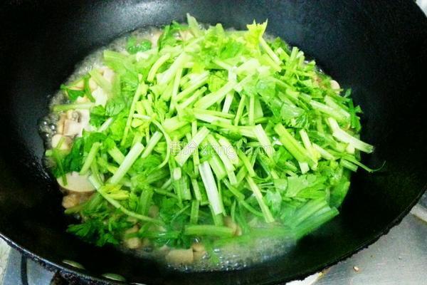 蘑菇炒芹菜的做法图解5