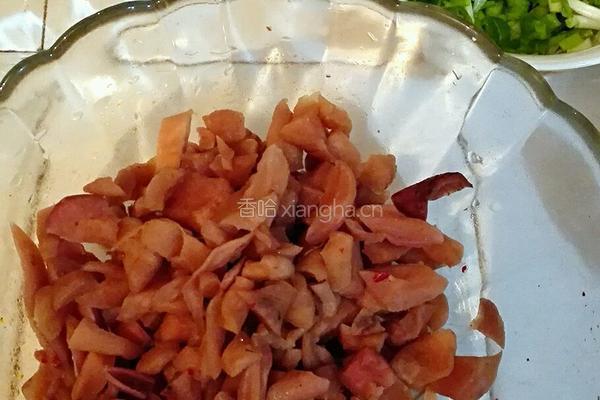 葱油萝卜干焖蚕豆壳的做法图解2