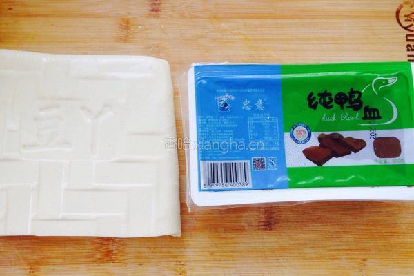 麻辣鸭血炖豆腐的做法图解1