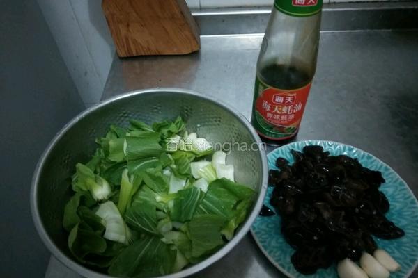 蒜爆耗油上海青的做法图解1