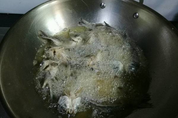椒盐小鲫鱼的做法图解6