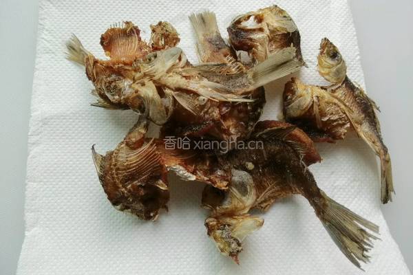 椒盐小鲫鱼的做法图解9