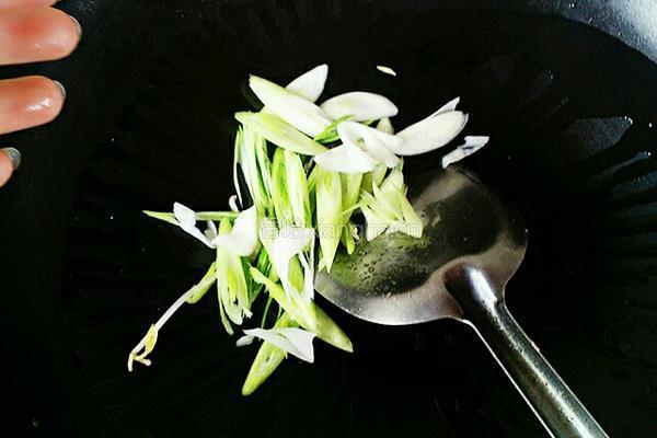 豆芽炒油条的做法图解2