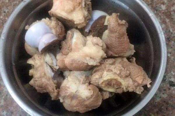 筒骨茶树菇汤的做法图解5
