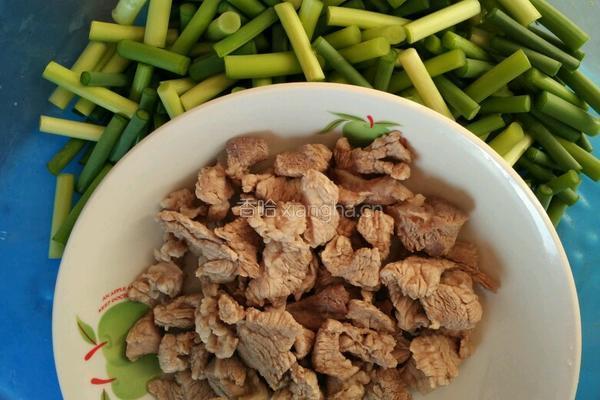 辣椒版蒜台炒肉的做法图解2