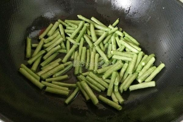 百合腰果炒缸豆的做法图解5