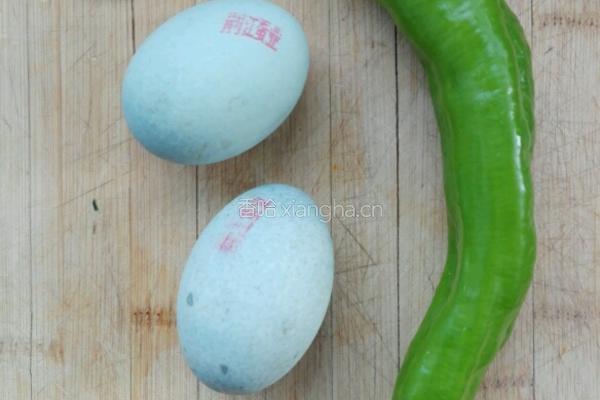 青椒皮蛋～家常菜的做法图解1