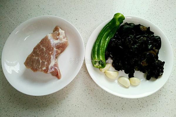 青椒木耳炒肉的做法图解1