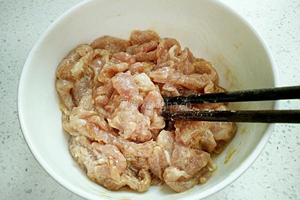 青椒木耳炒肉的做法图解3