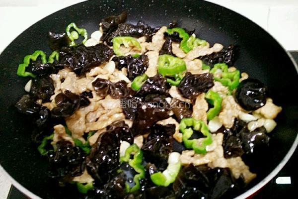 青椒木耳炒肉的做法图解8