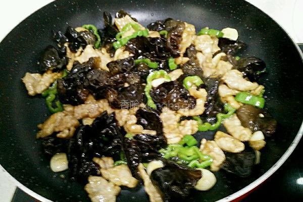 青椒木耳炒肉的做法图解9